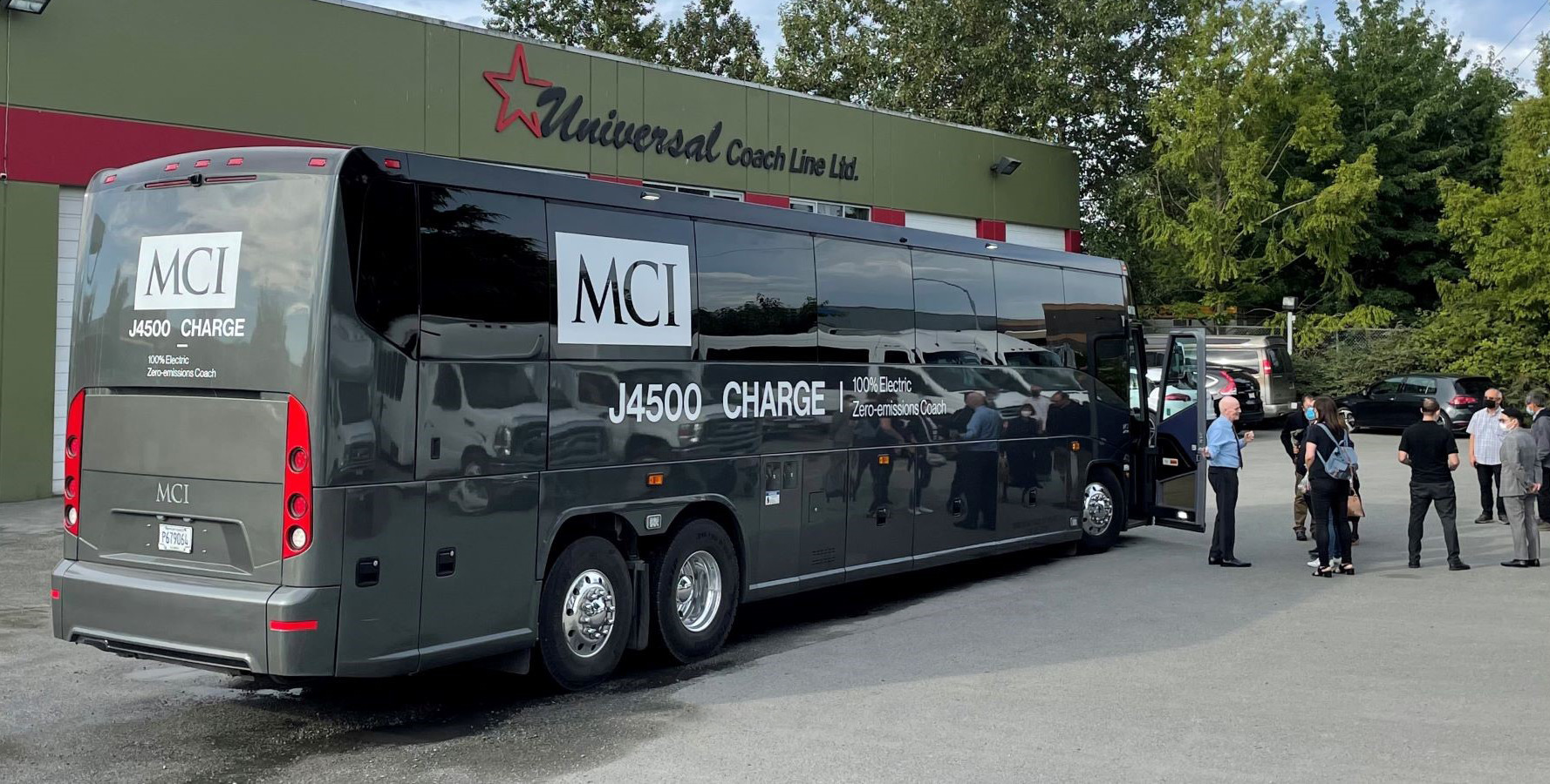 Universal Coach Line Orders First BatteryElectric J4500 CHARGE™ from